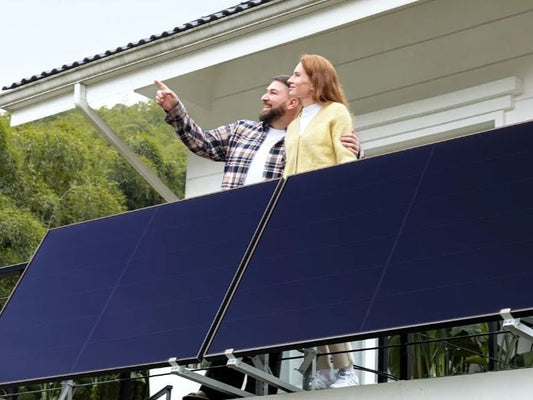 Balkonkraftwerk mit Solar Akku Installation auf einem sonnigen Balkon