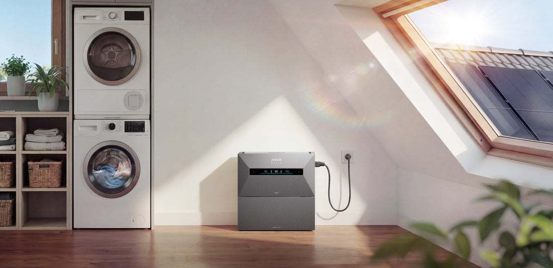 Modernes Batteriespeichersystem im Hauswirtschaftsraum neben einem Wechselrichter und einer Stromverteilung