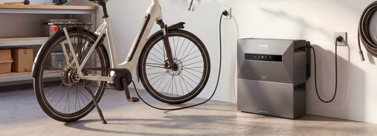 Ein moderner Batteriespeicher für eine Photovoltaikanlage steht im Hauswirtschaftsraum neben dem Wechselrichter