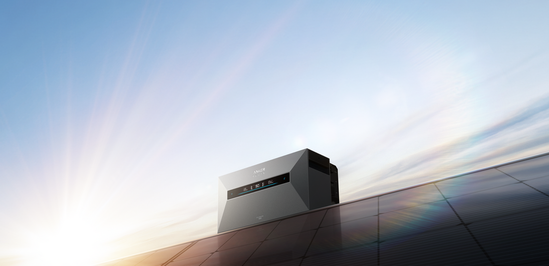 Ein aufgeräumter Hauswirtschaftsraum mit einem Solarspeicher, der an der Wand montiert und an die Photovoltaikanlage angeschlossen ist