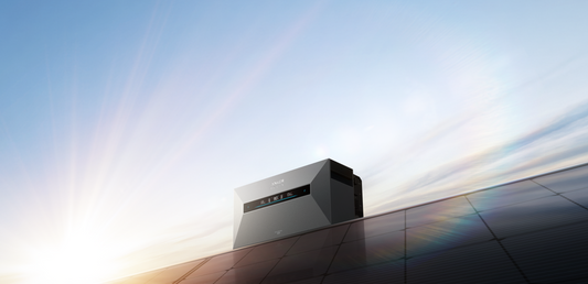 Großer 10-kWh-Batteriespeicher montiert an der Kellerwand eines Einfamilienhauses