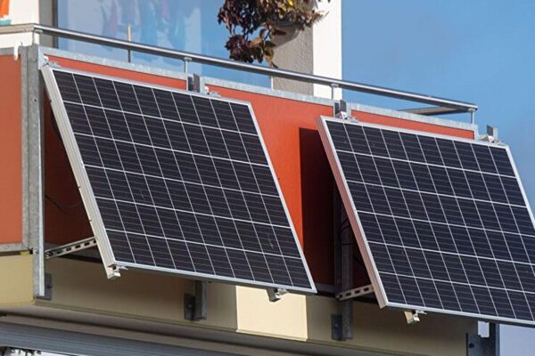 Balkonkraftwerk 2000 Watt: Ist es erlaubt? Alles zu den neuen Gesetzen 2026 und dem Solarpaket I