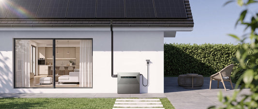 Solarspeicher für Gewerbe in einem Kleinbetrieb mit Photovoltaikanlage auf dem Dach