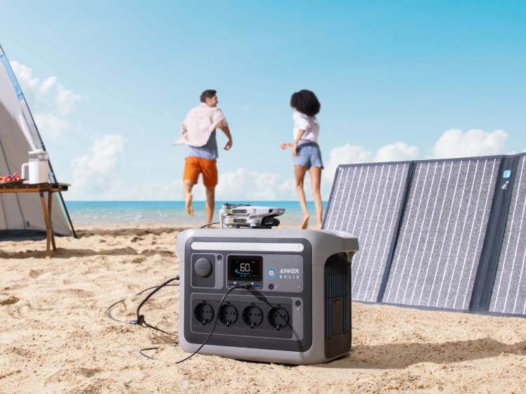Powerstation mit Solarpanel fürs Camping
